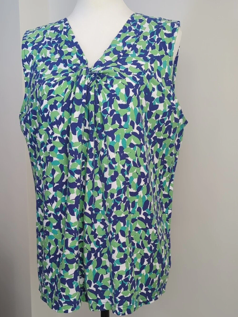 Talbots Twist Front Sleeveless V-Neck Blouse Green Blue Confetti Leaf LARGE